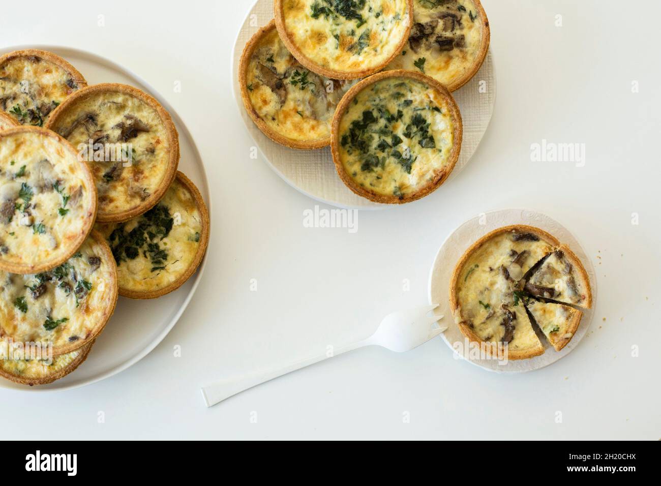 Mini quiches aux épinards et aux champignons Banque D'Images