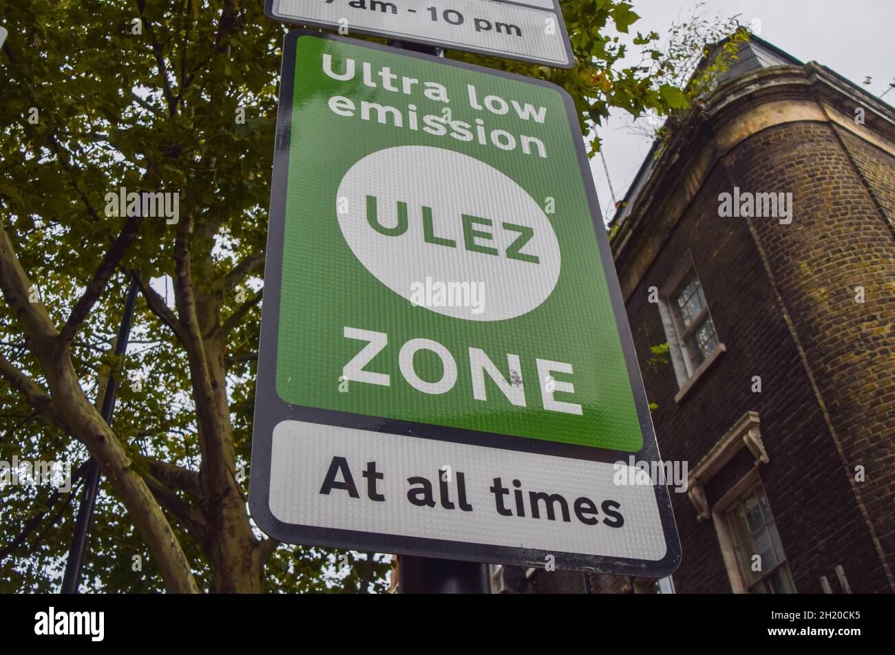 Londres, Royaume-Uni.19 octobre 2021.Panneau routier ULEZ (zone à émission ultra faible) vu dans le centre de Londres.Le programme ULEZ de la capitale, qui impose une redevance sur les véhicules les plus polluants, doit se développer le 25 octobre 2021.(Image de crédit : © Vuk Valcic/SOPA Images via ZUMA Press Wire) Banque D'Images