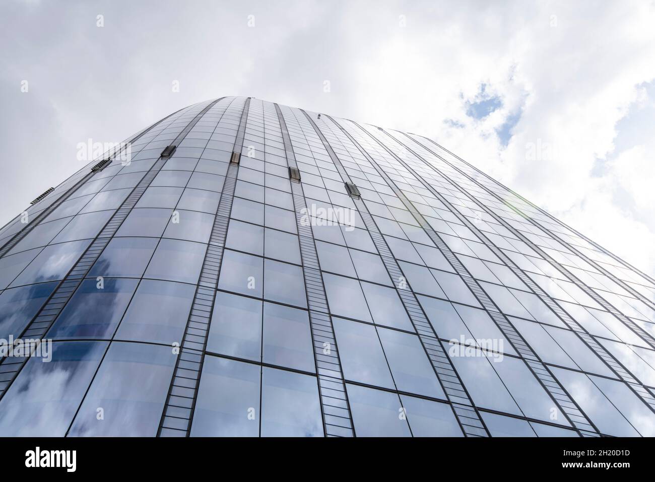 Nuages reflétant l'extérieur en verre de One Blackfriars, Londres Angleterre Royaume-Uni Banque D'Images