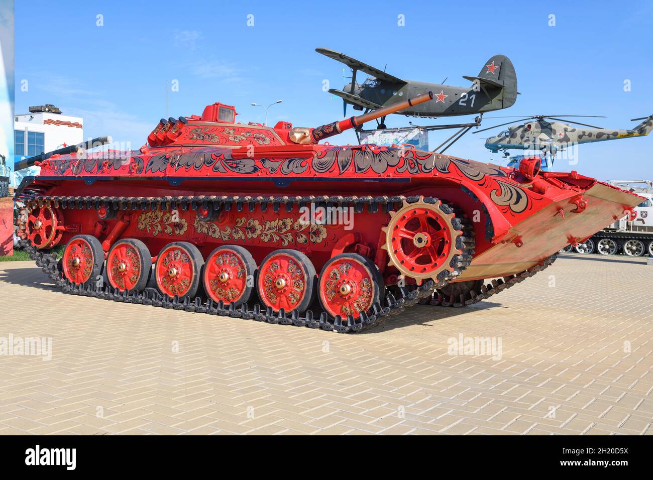 KAMENSK-SHAKHTINSKY, RUSSIE - 04 OCTOBRE 2021 : véhicule de combat d'infanterie BMP-1 peint dans le style folklorique traditionnel russe à l'exposition du parc Patriot Banque D'Images