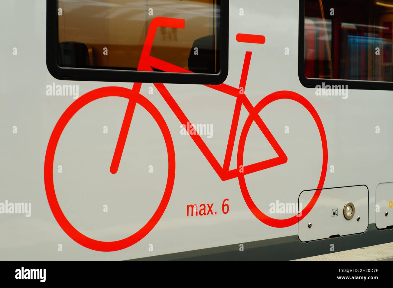 FRANCFORT, ALLEMAGNE - 01 juillet 2021 : un symbole marque le compartiment à vélos d'un train régional de la Hessische Landesbahn HLB à la gare centrale de Francfort Banque D'Images