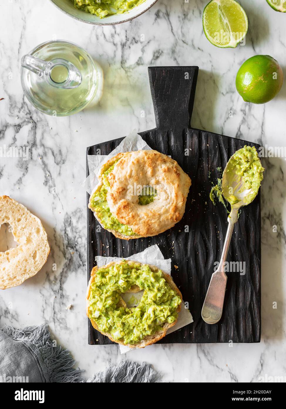 Bagels avec salade de citron vert avocat Banque D'Images