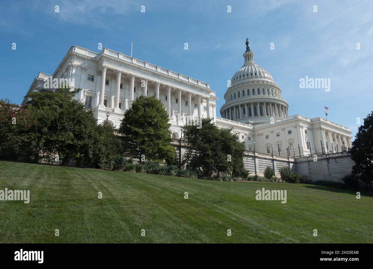 BÂTIMENT DU capitole DES ÉTATS-UNIS devant l'ouest, aile nord - côté sénat, avec pelouse d'herbe verte sous un ciel étincelant.Copier l'espace.Photo. Banque D'Images