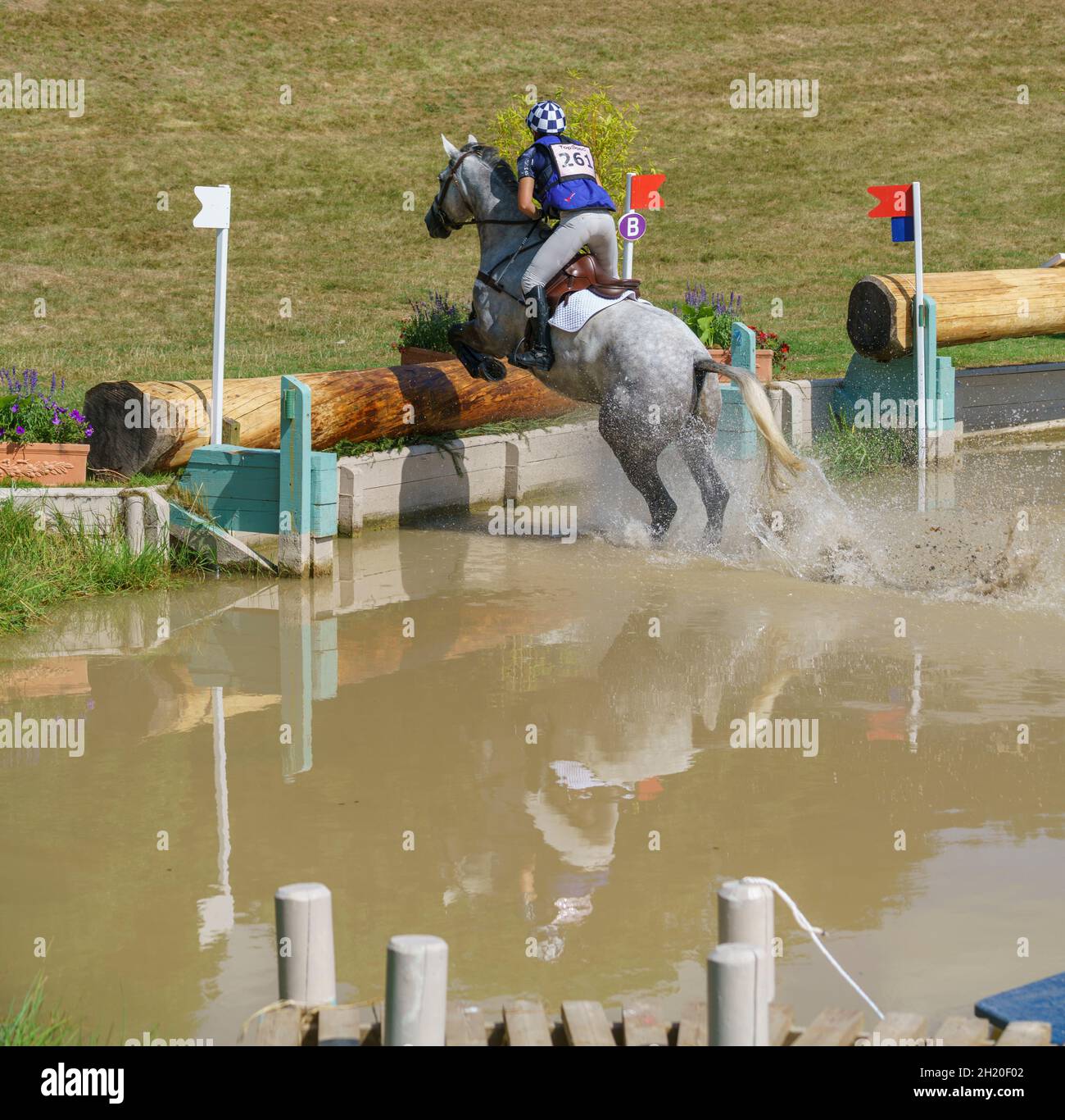 En 2018, un cheval et un cavalier s'emboîte sur le parcours de ski de fond et les sauts sur l'eau lors d'une compétition éviritive à Gloucestershire, au Royaume-Uni. Banque D'Images