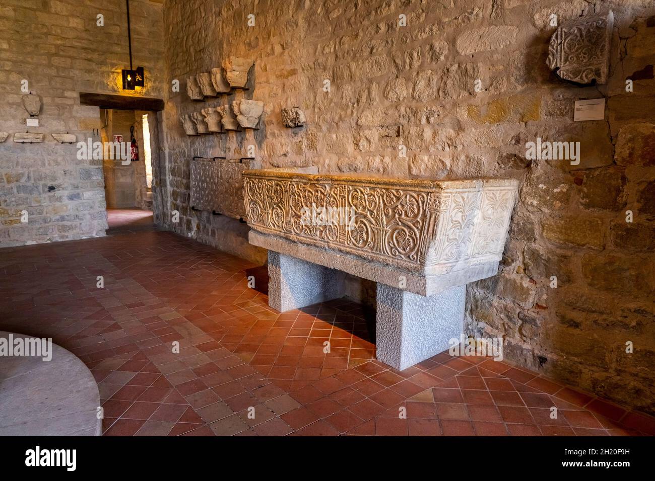 Carcassonne, France - 02.07.2021 : détail intérieur des sculptures historiques à l'intérieur de la forteresse de Carcassonne.Photo de haute qualité Banque D'Images