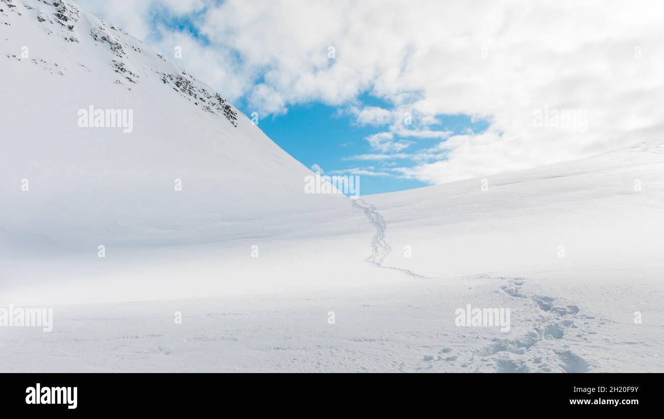 Empreintes de randonneurs laissant des pistes dans la neige sur la montagne norvégienne.Volda, Norvège Banque D'Images