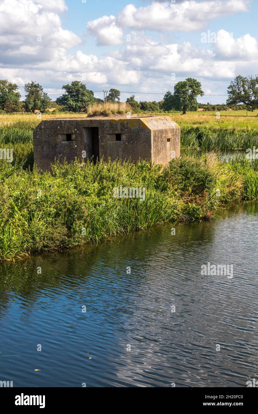 La deuxième Guerre mondiale porte-piillbox qui protège la rivière Cam, une digue de drainage des marais et une station de pompage des marais située à proximité, au nord de Upware Cambridgeshire, en Grande-Bretagne Banque D'Images