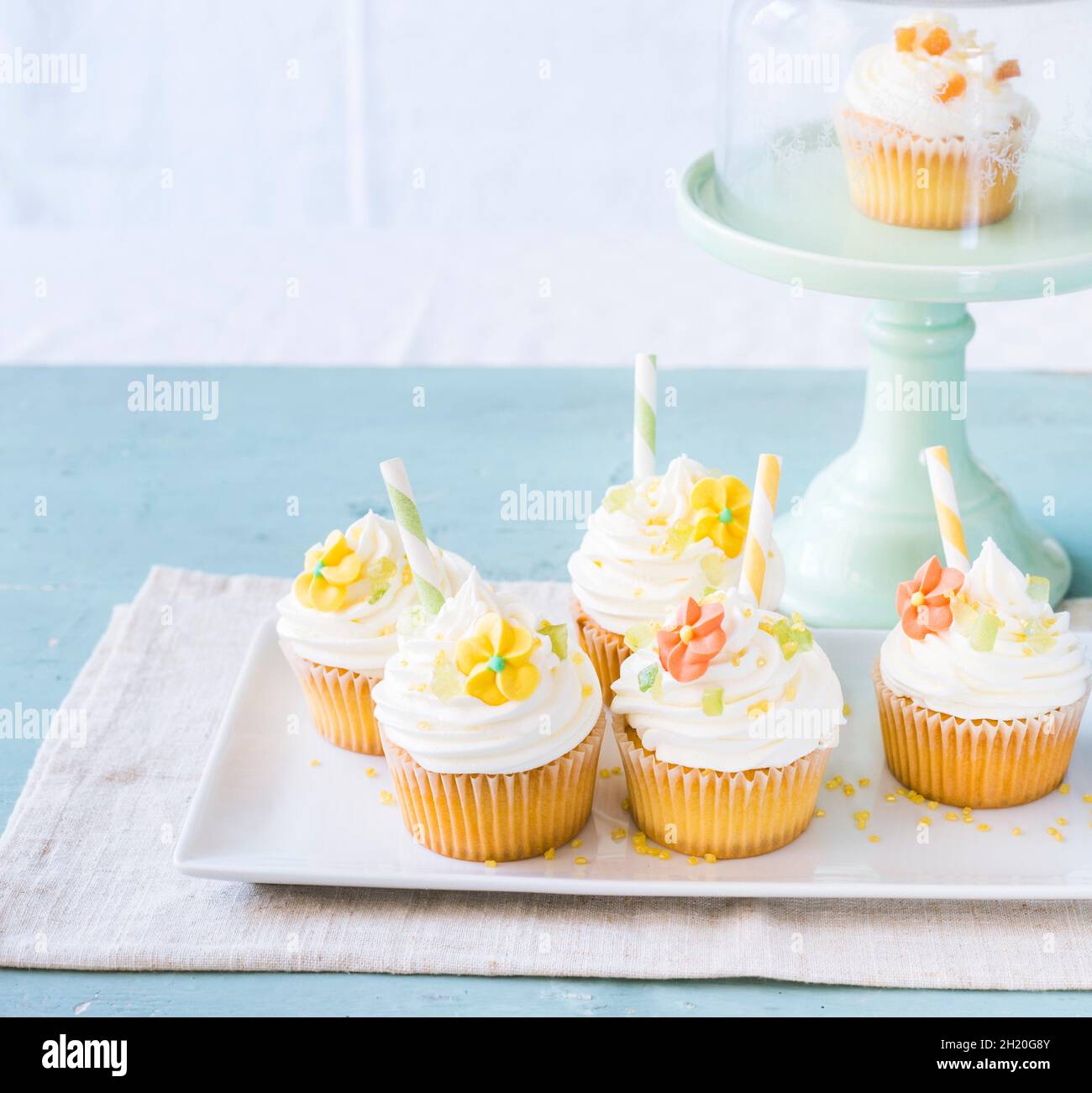 Cupcakes au printemps avec fleurs de sucre Banque D'Images