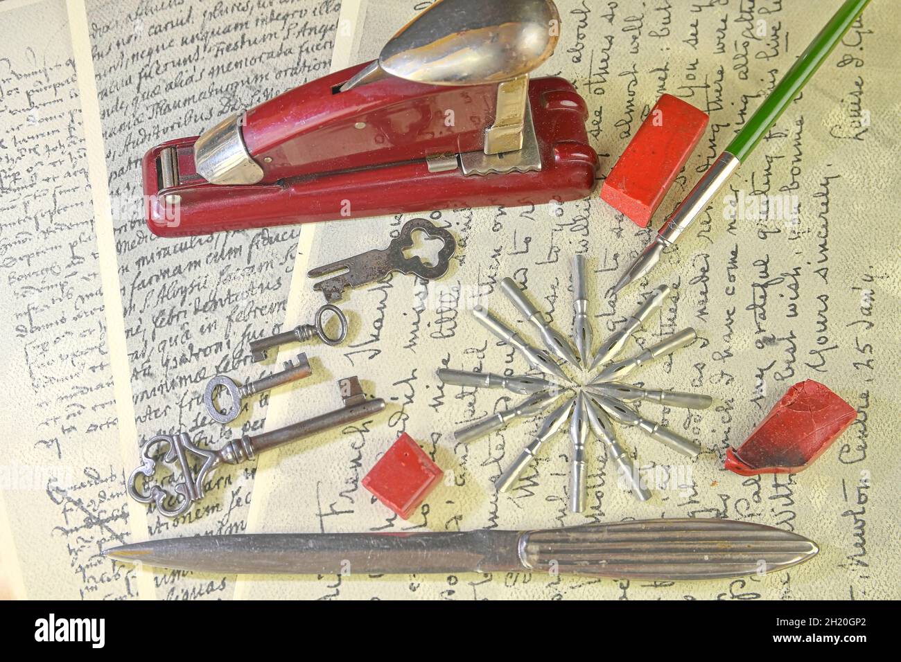 Gros plan des accessoires sur l'écriture manuscrite vintage.Touches vintage, agrafeuse, cire d'étanchéité, couteau à papier, pointes métalliques et vieux stylo.Papeterie vintage.Pose à plat Banque D'Images