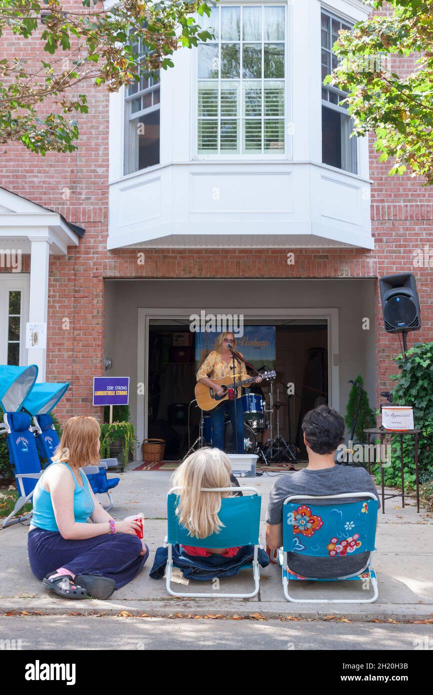 Porchfest, événement musical annuel à Lambertville, dans le New Jersey, rassemble des musiciens et des quartiers locaux partageant de la musique live et un sens de la communauté. Banque D'Images