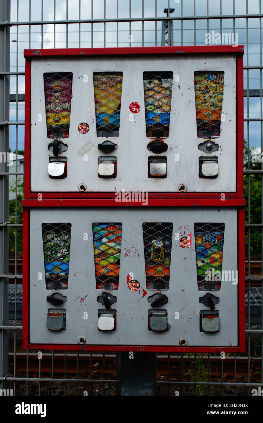 FRANCFORT, ALLEMAGNE - 30 juin 2021 : vieux distributeurs automatiques de chewing-gum à Francfort, Allemagne.Utilisé pendant des décennies, souvent repeint, monnaie convertie, s Banque D'Images