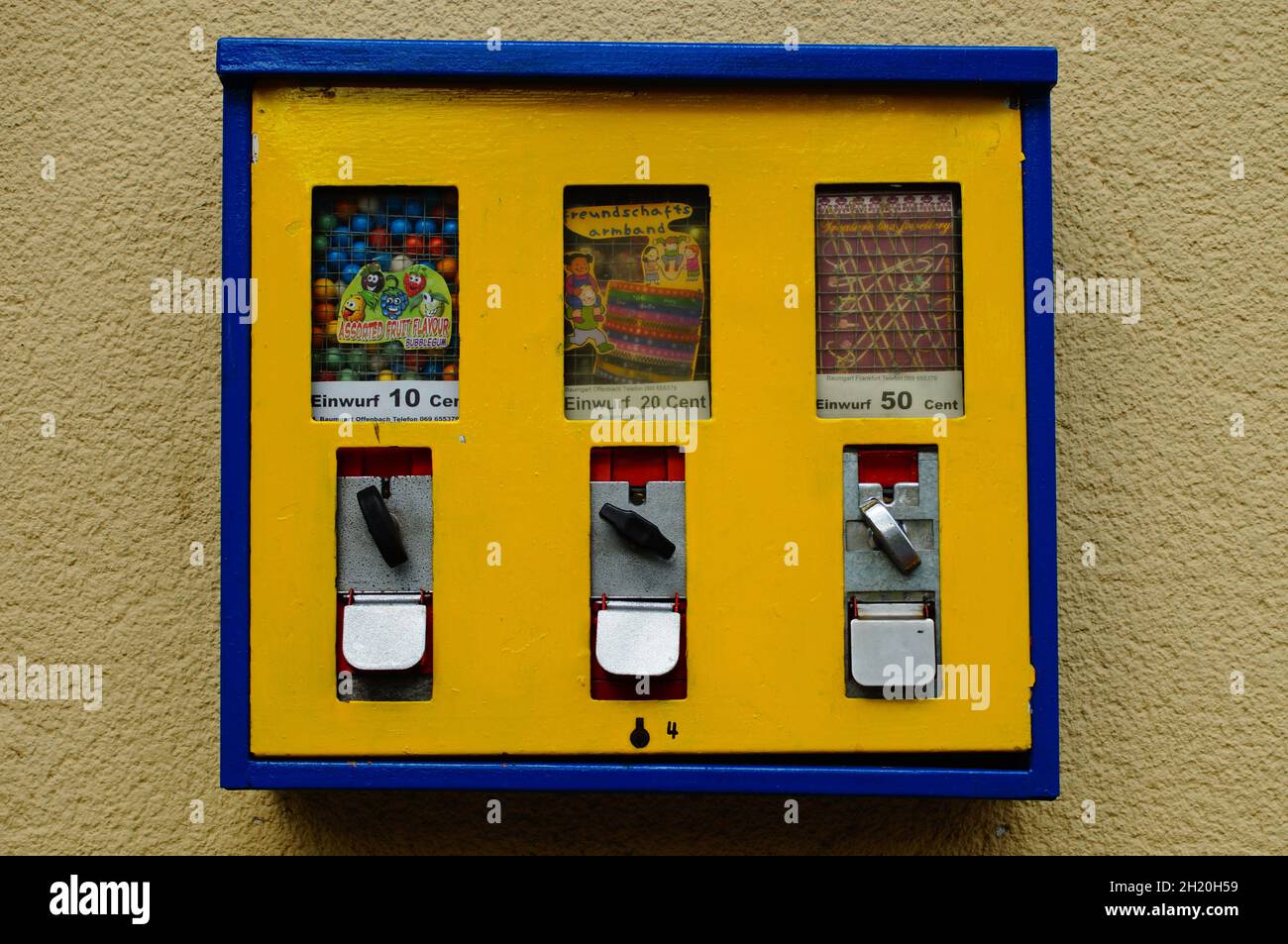 FRANKFUR, ALLEMAGNE - 30 juin 2021 : un vieux distributeur de chewing-gum à Francfort, Allemagne.Utilisé pendant des décennies, souvent repeint, monnaie convertie, s Banque D'Images