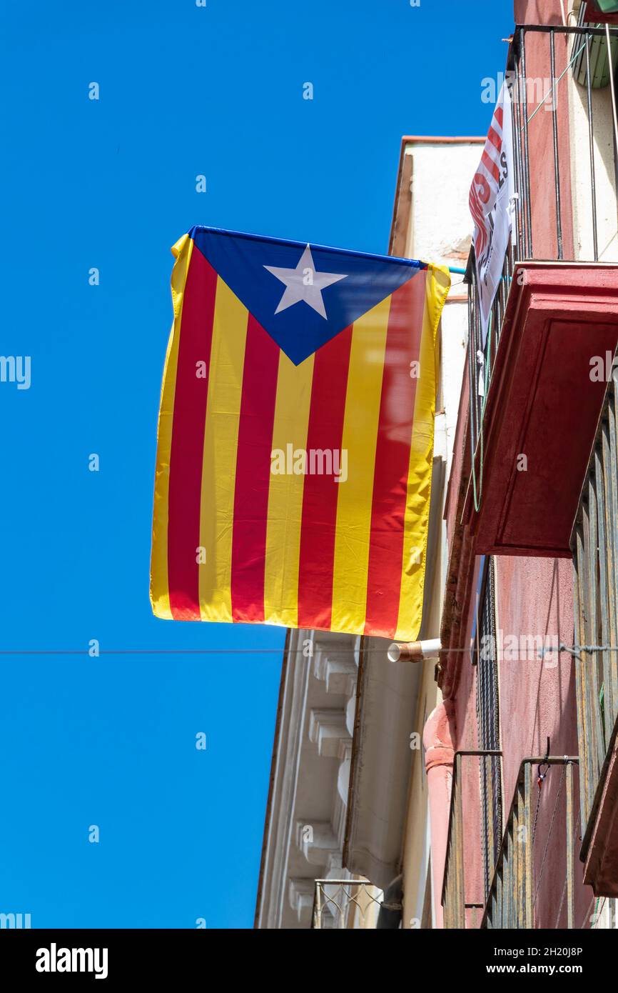 Drapeau d'indépendance catalan suspendu d'une fenêtre réclamant l'indépendance de la Catalogne Banque D'Images