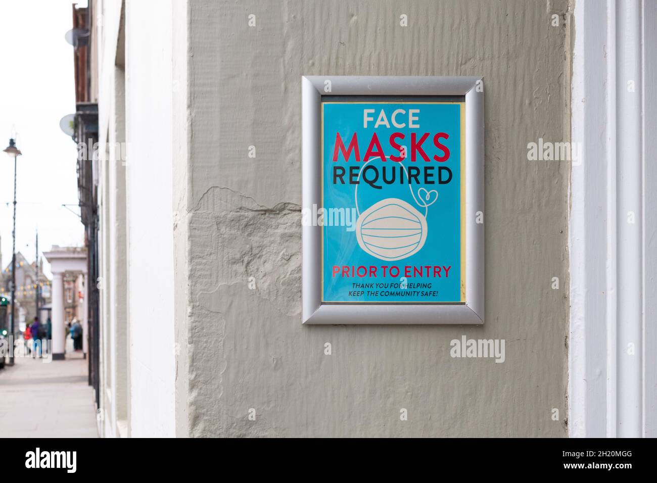 Masques de visage requis avant l'entrée, panneau extérieur de la boutique à Dunbar, Écosse, Royaume-Uni Banque D'Images