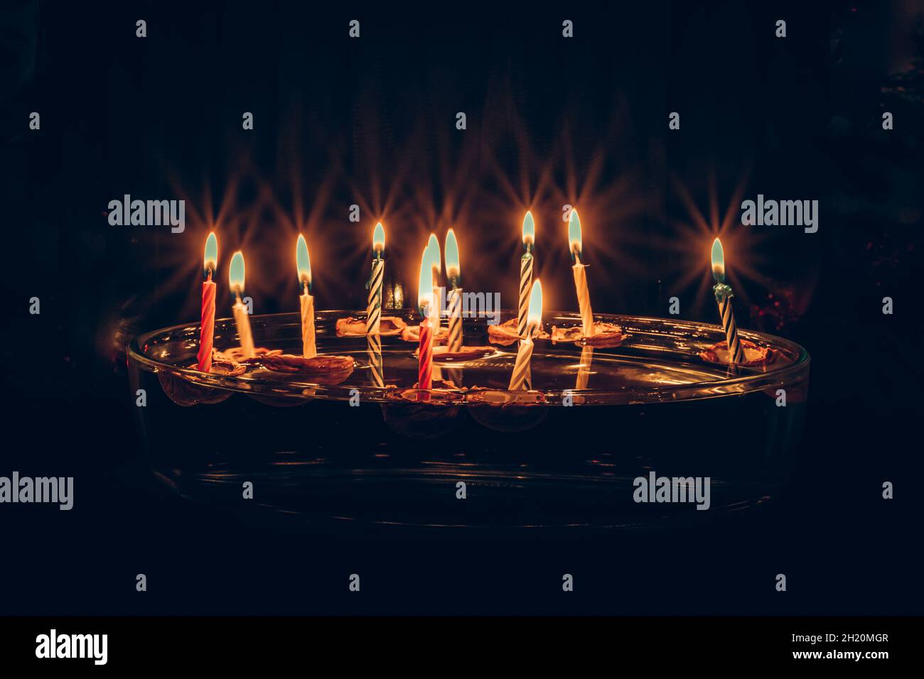 symboles de noël, bougies dans des coquilles de noix flottant sur l'eau, traditions et costumes, espace de copie Banque D'Images