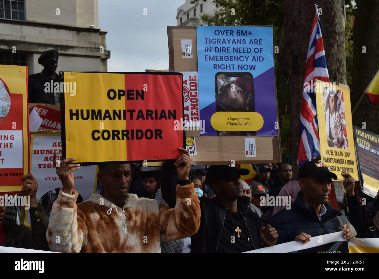 Londres, Royaume-Uni.19 octobre 2021.Les manifestants se sont rassemblés devant Downing Street pour protester contre ce qu'ils appellent la « guerre génocidaire » de l'Éthiopie et de l'Érythrée dans la région du Tigray, et ont appelé le Royaume-Uni et la communauté internationale à aider le peuple du Tigray. Banque D'Images