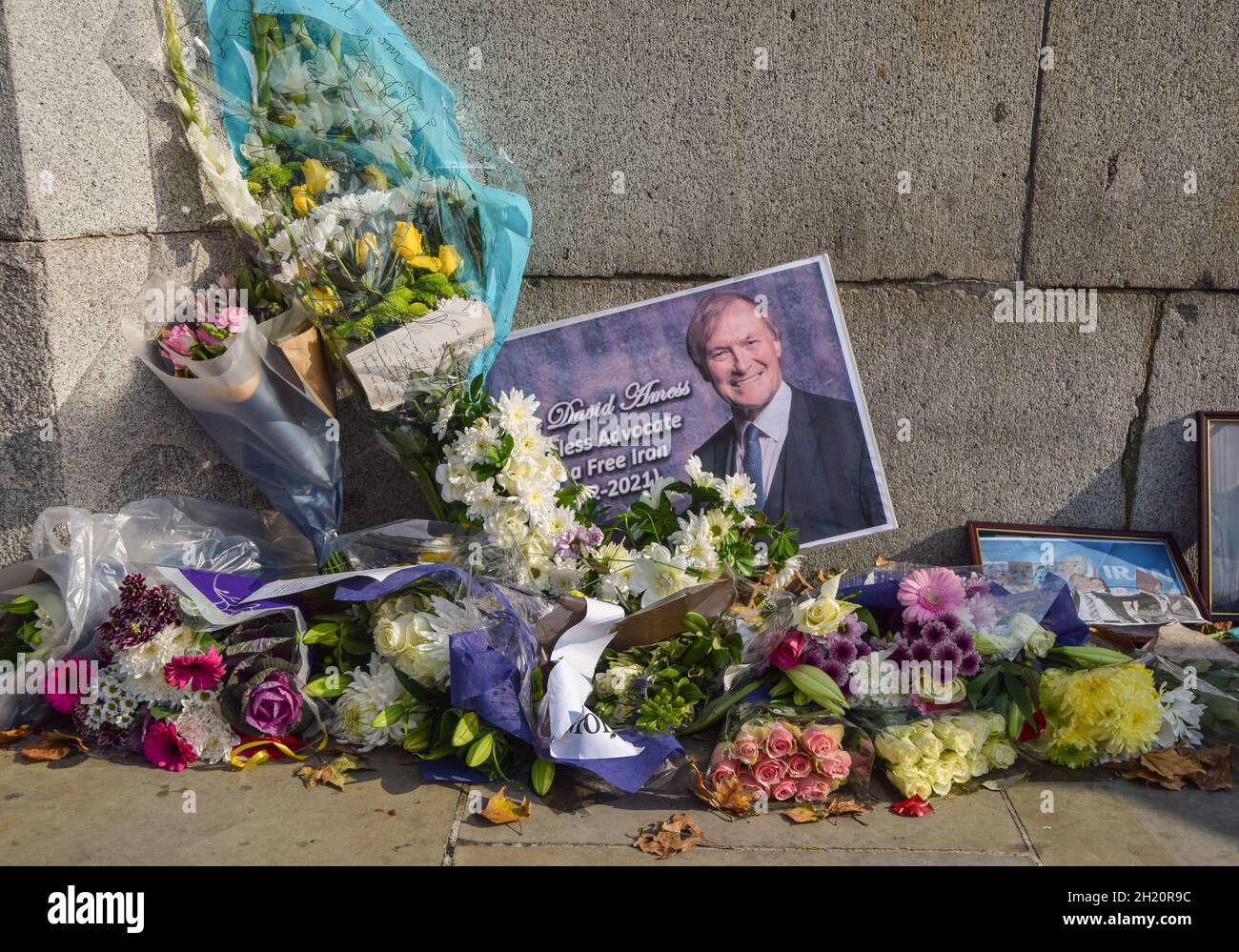 Londres, Royaume-Uni.19 octobre 2021.Fleurs et hommages au député conservateur Sir David Amess à l'extérieur des chambres du Parlement. Banque D'Images