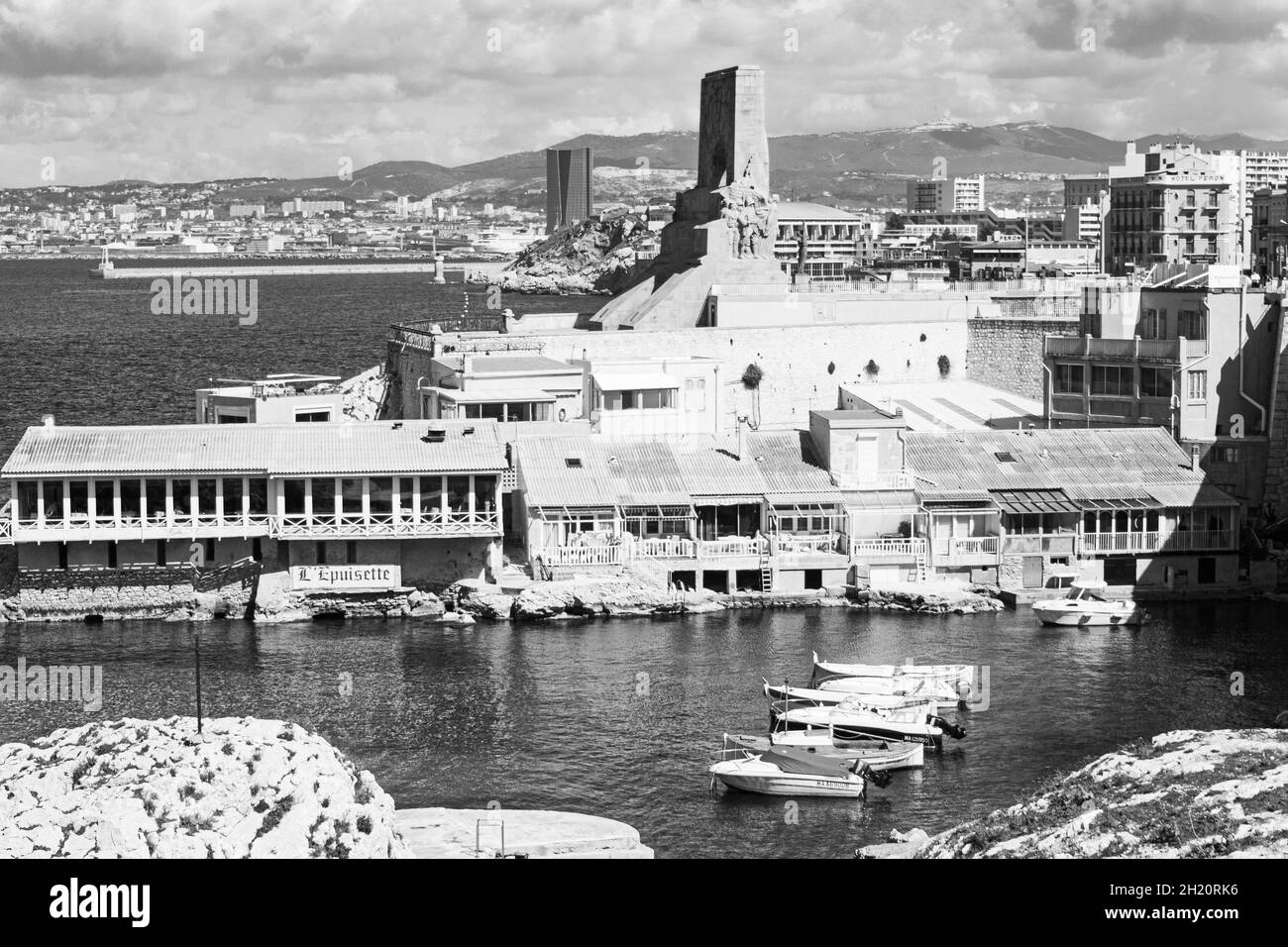 Marseille, France ; 30 mars 2011 : crique de Marseille avec bateaux en noir et blanc. Banque D'Images