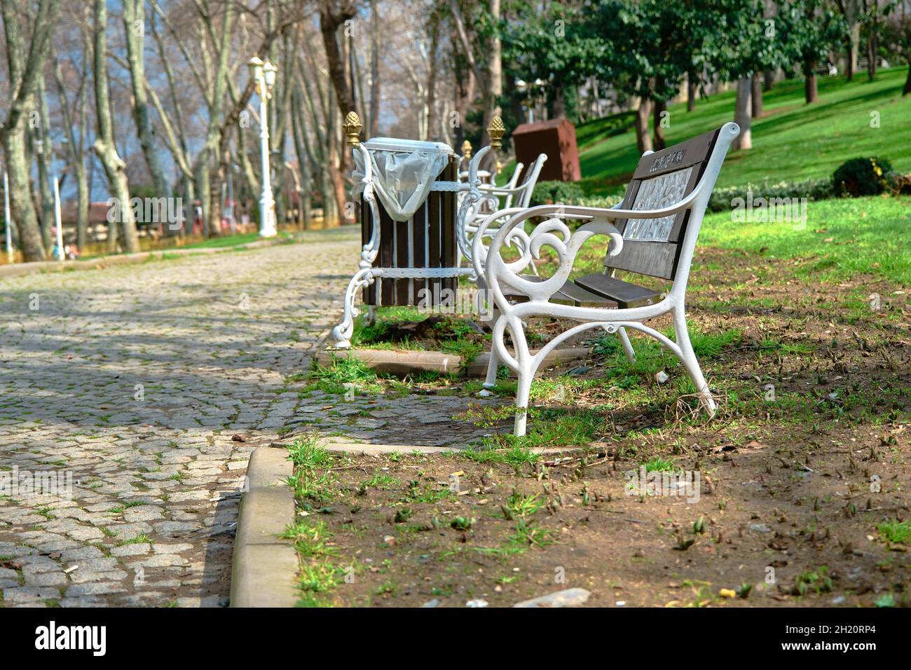 Parc Gulhane à istanbul pendant la journée ensoleillée avec banc blanc et poubelle Banque D'Images