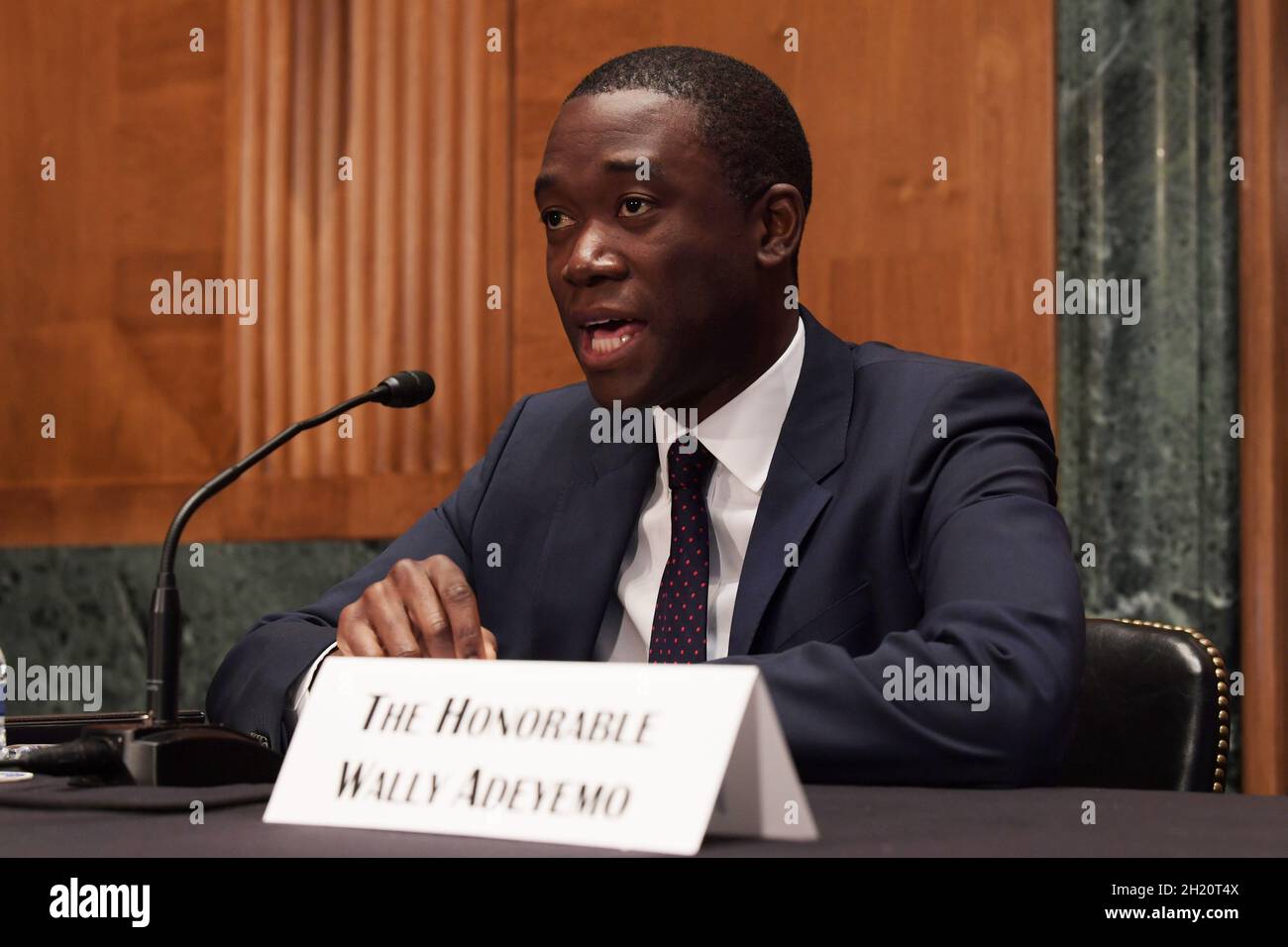 Washington, États-Unis.19 octobre 2021.Le sous-secrétaire du Trésor, Wally Adeyemo, témoigne devant le comité sénatorial des banques, du logement et des affaires urbaines au cours d'une audience sur l'examen de la politique de sanction du ministère du Trésor, à l'édifice Dirksen du bureau du Sénat à Washington.Crédit : SOPA Images Limited/Alamy Live News Banque D'Images