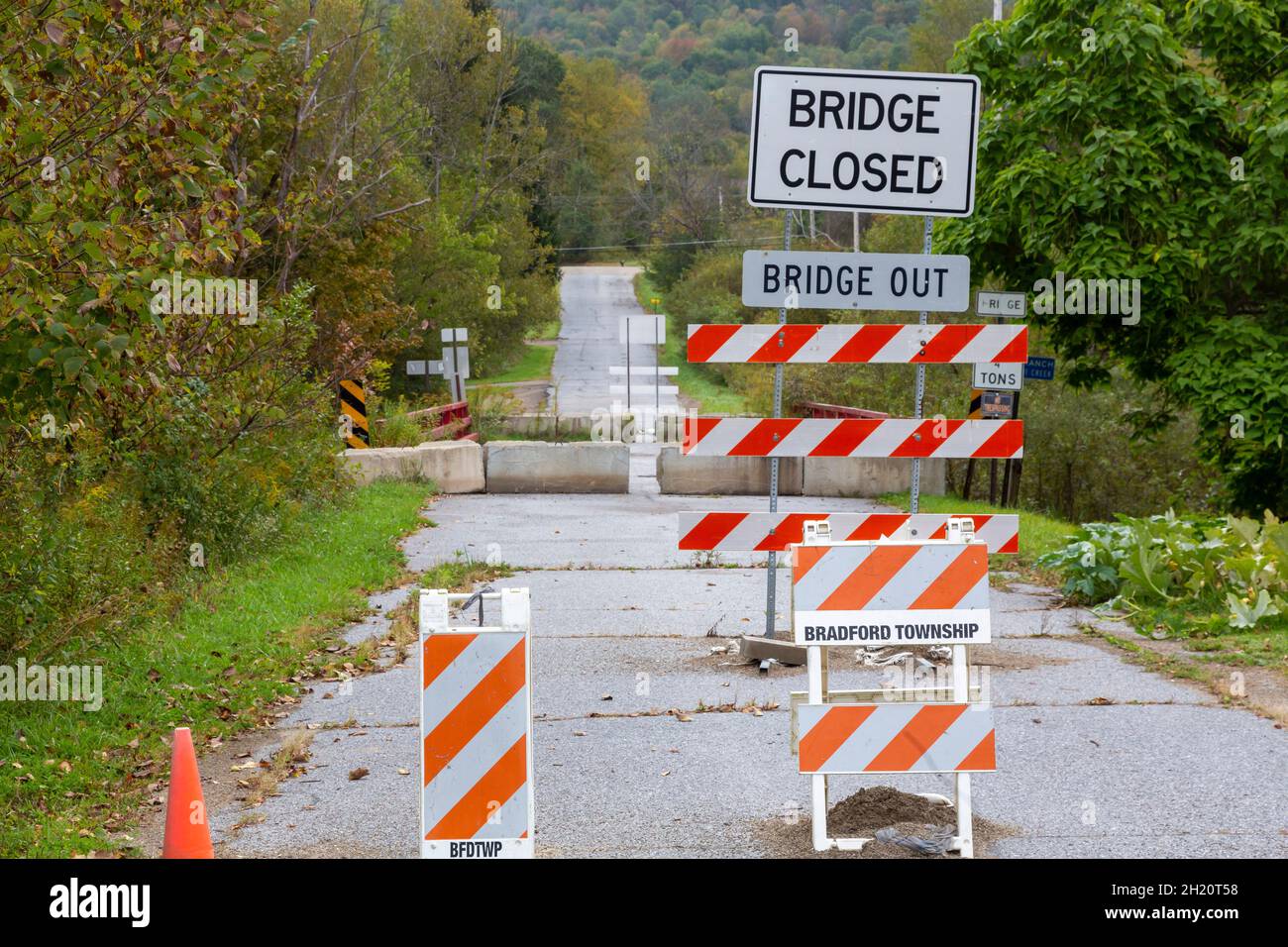Bradford, Pennsylvanie - des panneaux indiquent que le pont de Clarks Lane est impasible au-dessus de la branche ouest du ruisseau Tunungwant. Banque D'Images