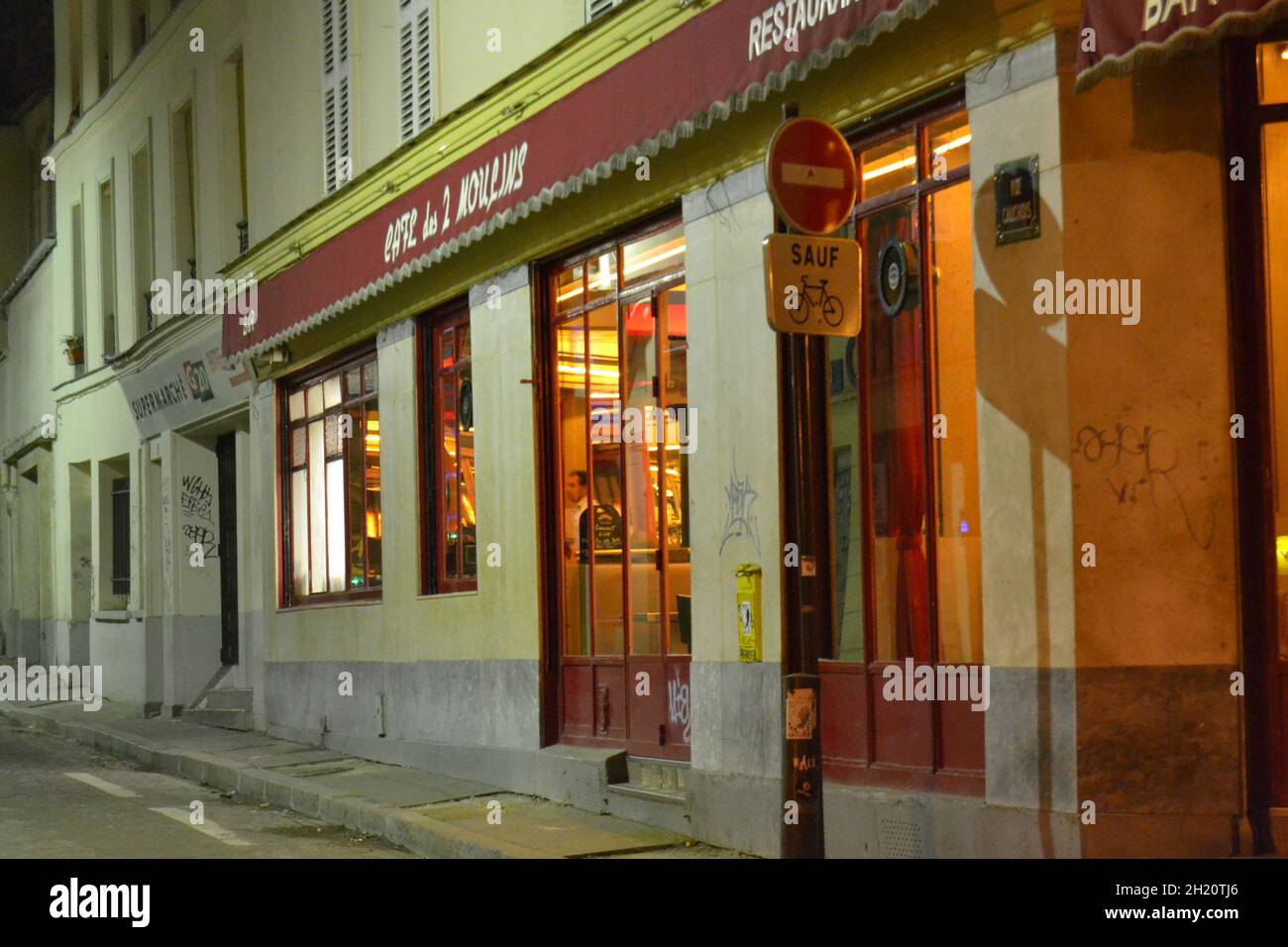 FRANCE, PARIS.20.02.2012. Façade de café très mignonne, colorée et rose dans la rue Paris pendant la nuit. Banque D'Images