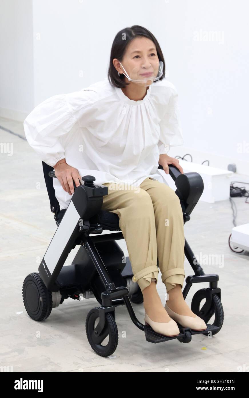 Tokyo, Japon.19 octobre 2021.L'entreprise japonaise de haute technologie  Whill présente le nouveau modèle de mobilité personnelle « Whill modèle F  », un fauteuil roulant électrique pliable à Tokyo le mardi 19 octobre