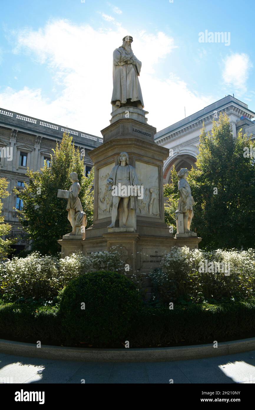 Statue de Léonard de Vinci située sur la Piazza della Scala Banque D'Images