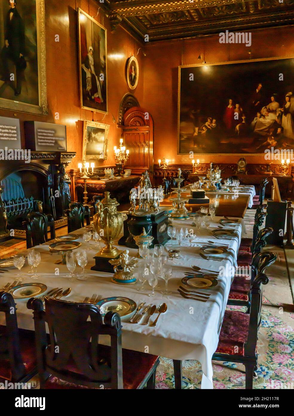 Une table et une salle à manger somptueuses au château de Penrhyn, une grande maison de campagne à Llandygai, Bangor, au pays de Galles Banque D'Images