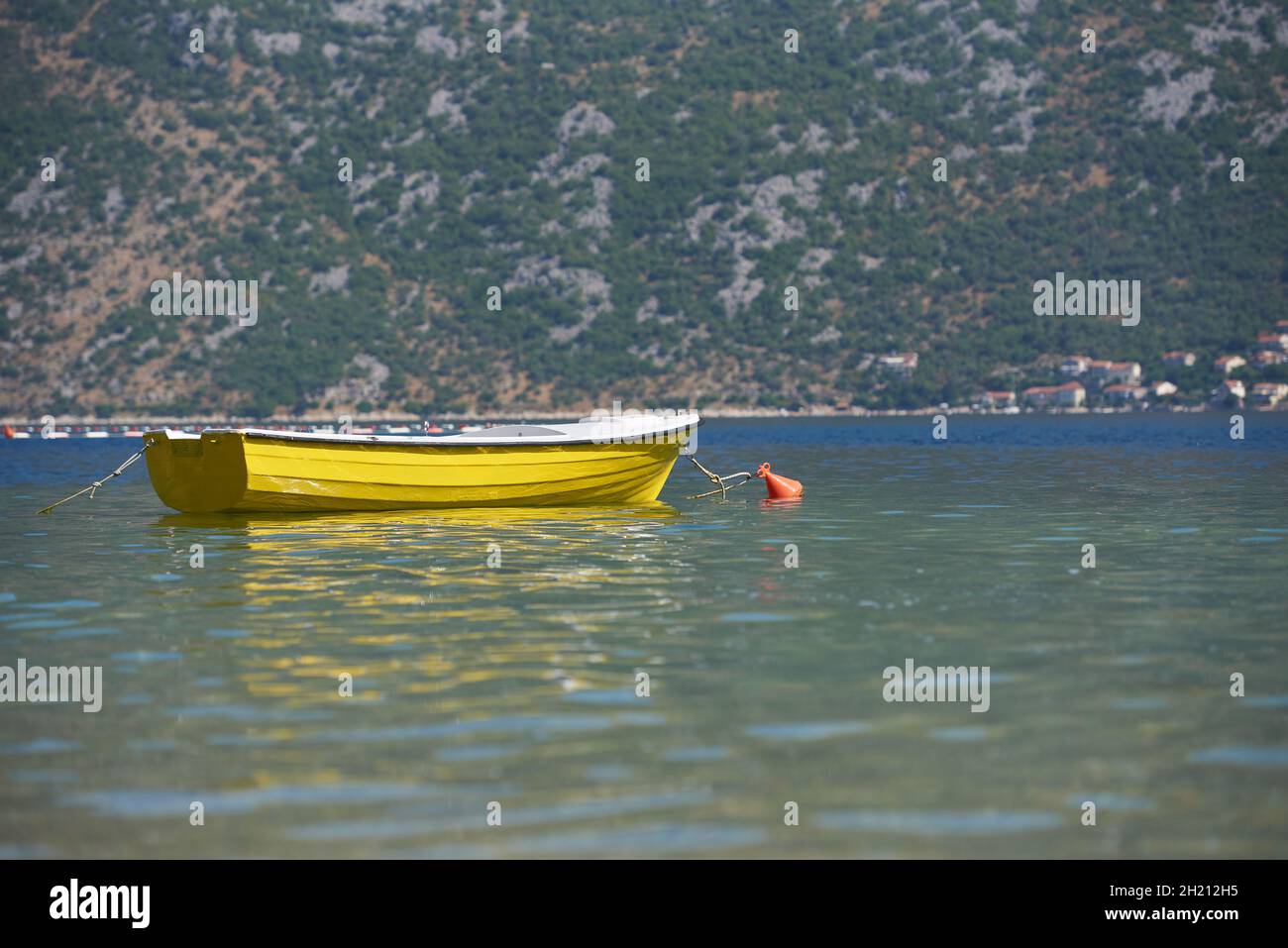 Bateau jaune sans personnes dans l'eau de mer. Banque D'Images