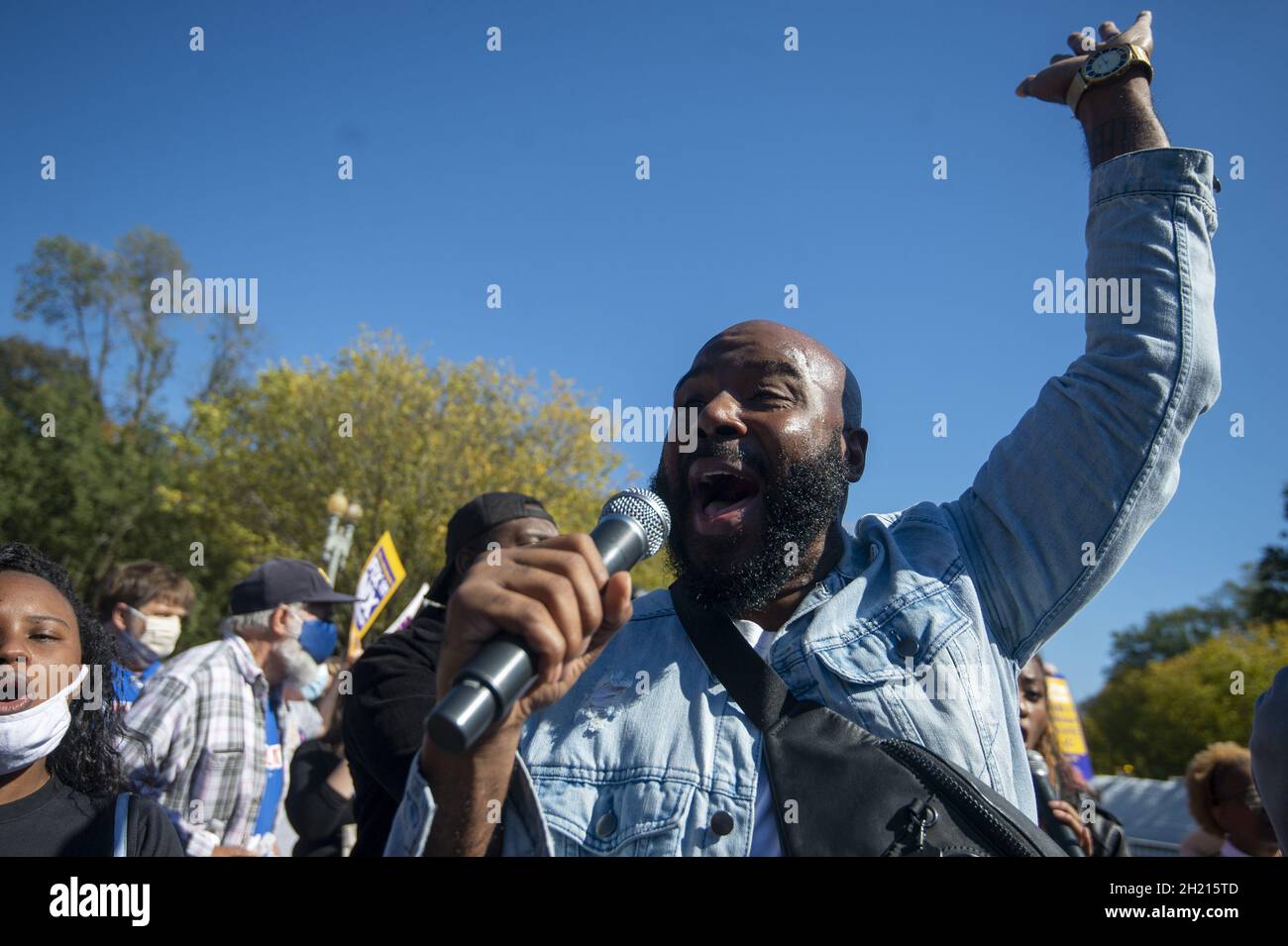 Washington, États-Unis.19 octobre 2021.Des membres du chœur d'inspiration urbaine de Baltimore chantent lors d'une manifestation parrainée par la Ligue des électrices,People for the American Way et Declaration for American Democracy Coalition pour faire pression sur le gouvernement Biden pour qu'il prenne des mesures sur les droits de vote et mette fin à l'obstruction parlementaire devant la Maison Blanche à Washington, DC., le mardi 19 octobre 2021.Photo de Bonnie Cash/UPI Credit: UPI/Alay Live News Banque D'Images