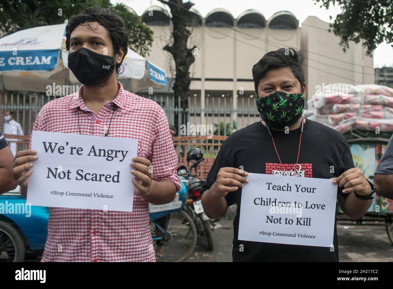 Dhaka, Bangladesh.19 octobre 2021.Des manifestants ont vu tenir des pancartes exprimant leur opinion pendant la manifestation.les manifestants ont présenté une manifestation à Dhaka contre les récentes violences religieuses mortelles contre la communauté hindoue au Bangladesh.Crédit : SOPA Images Limited/Alamy Live News Banque D'Images