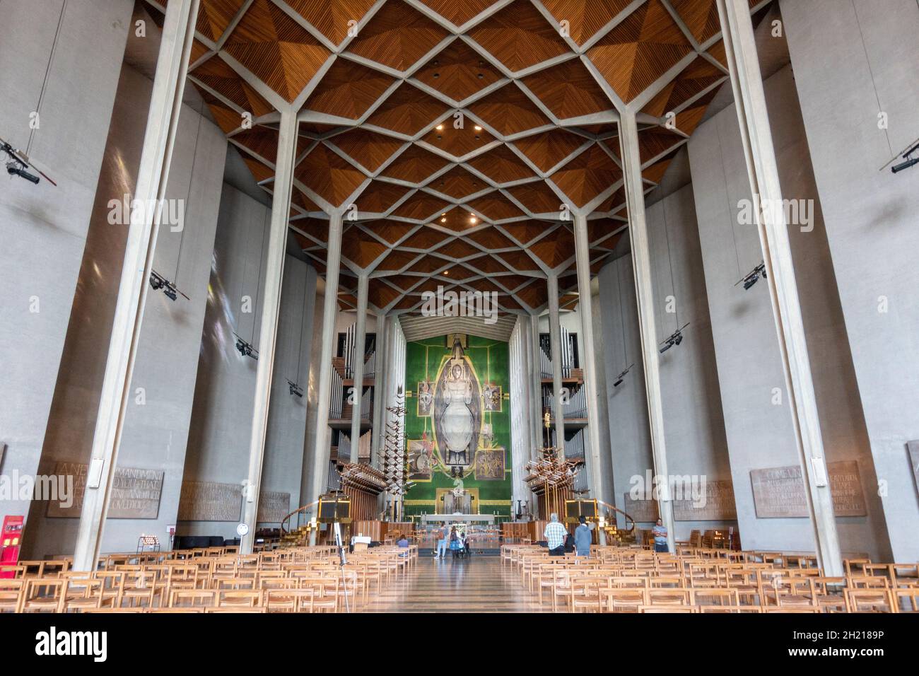 Vue générale de l'intérieur de la cathédrale de Saint Michael, communément connue sous le nom de Coventry Cathedral, Coventry, West Midlands, Royaume-Uni. Banque D'Images