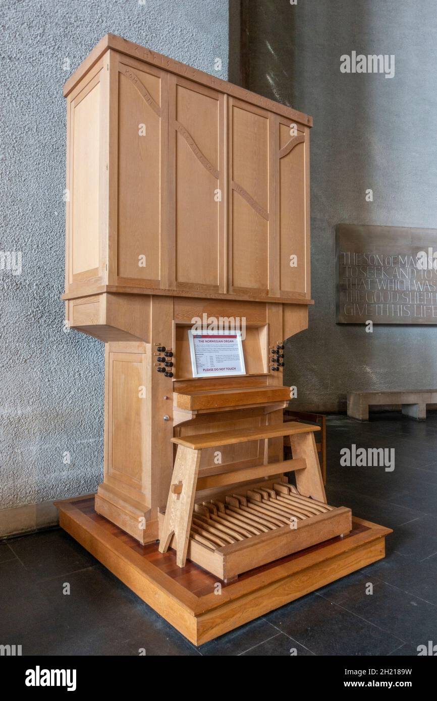 L'orgue norvégien à l'intérieur de l'église de la cathédrale Saint-Michel, communément connue sous le nom de cathédrale de Coventry, Coventry, West Midlands, Royaume-Uni. Banque D'Images