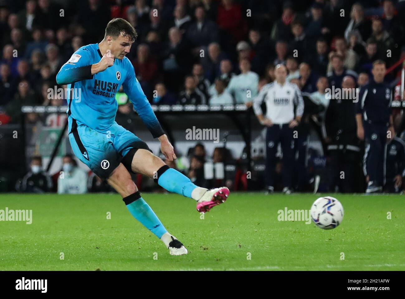 Sheffield, Angleterre, le 19 octobre 2021.Jake Cooper de Millwall marque le deuxième but de son équipe lors du match du championnat Sky Bet à Bramall Lane, Sheffield.Crédit photo devrait lire: Isaac Parkin / Sportimage Banque D'Images