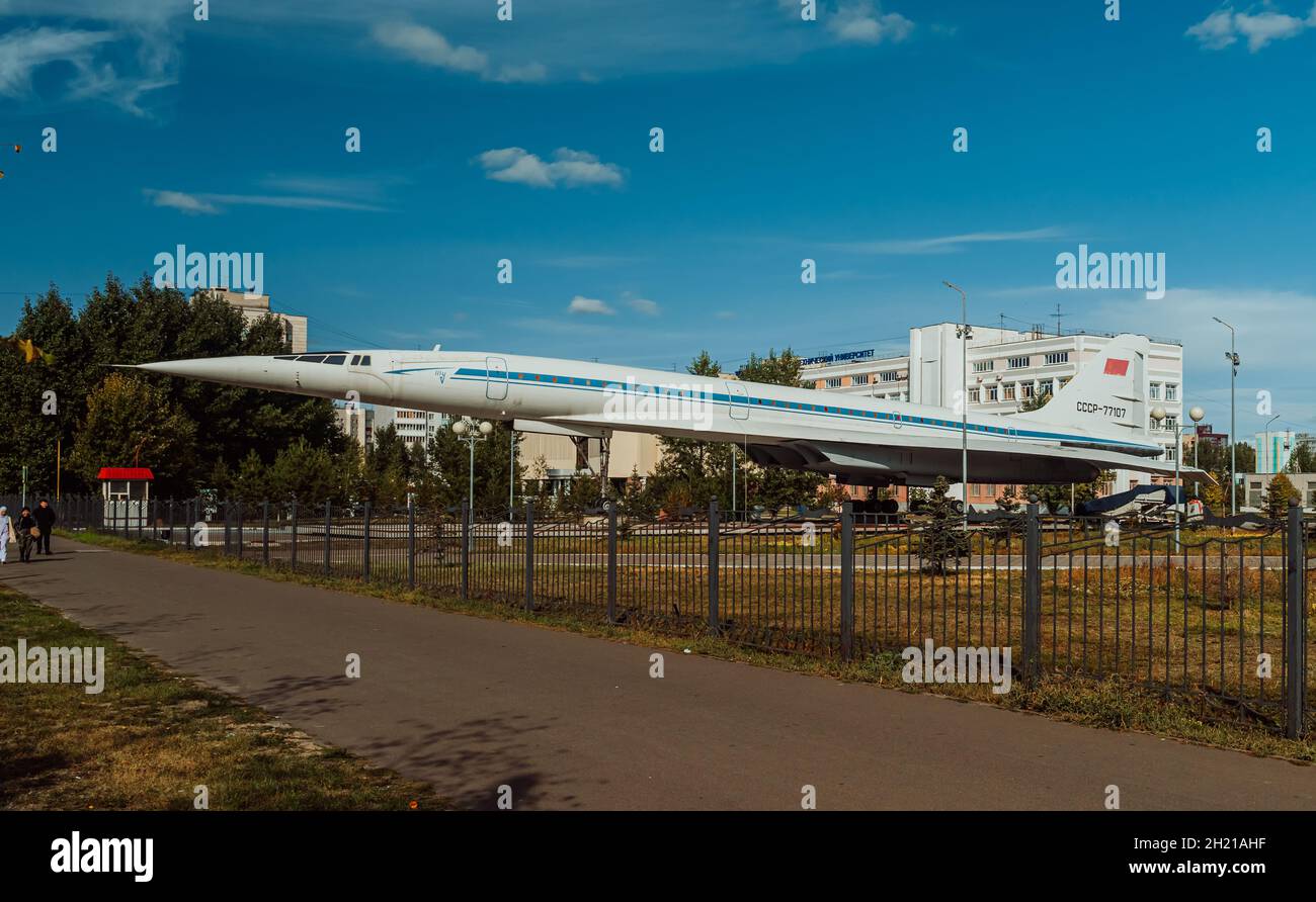 Kazan, Russie, septembre 10 2021.Avion supersonique Tu-144.Monument de l'avion dans le jardin public de l'Institut d'aviation de Kazan Banque D'Images