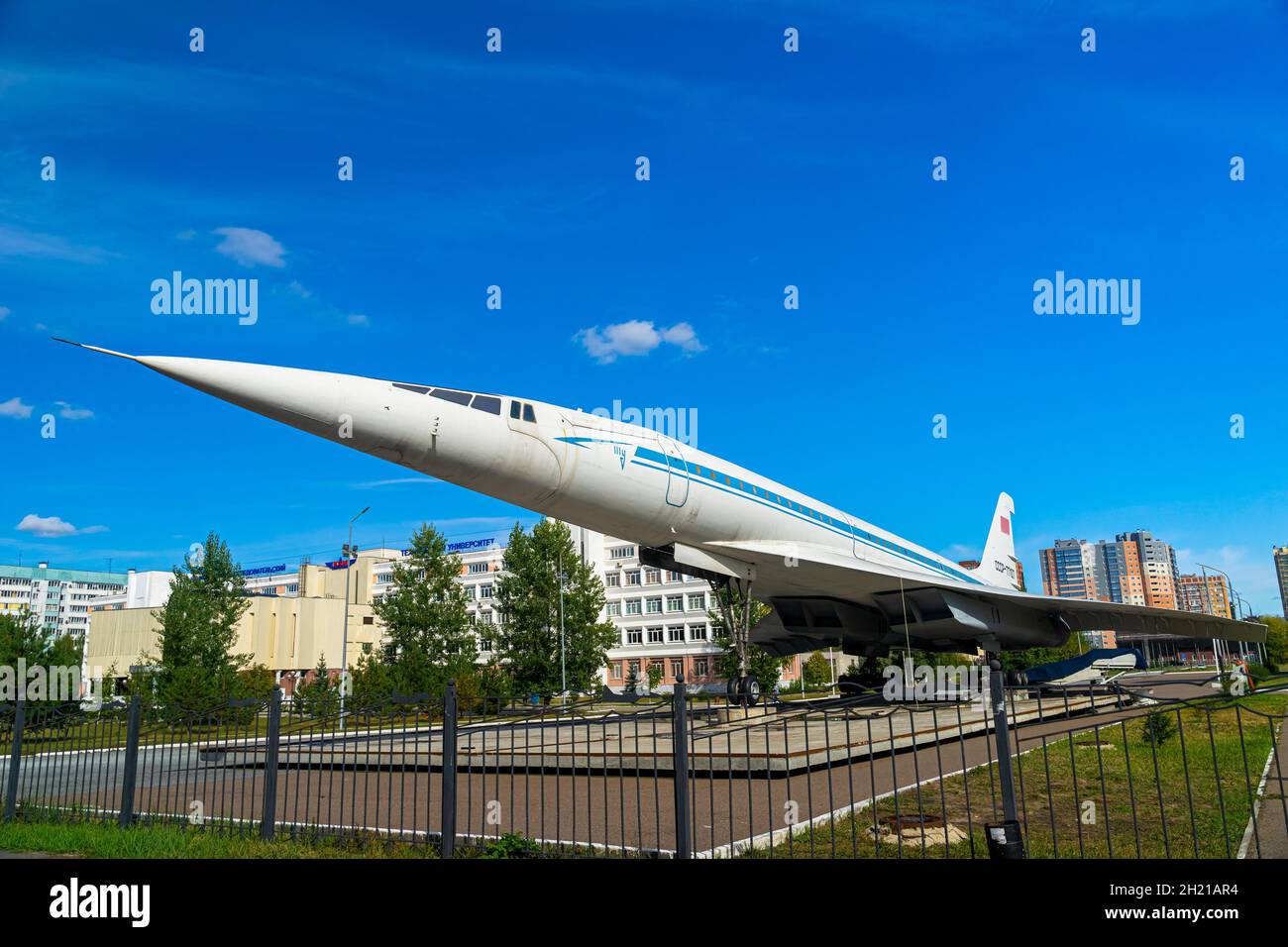 Kazan, Russie, septembre 10 2021.Avion supersonique Tu-144.Monument de l'avion dans le jardin public de l'Institut d'aviation de Kazan Banque D'Images