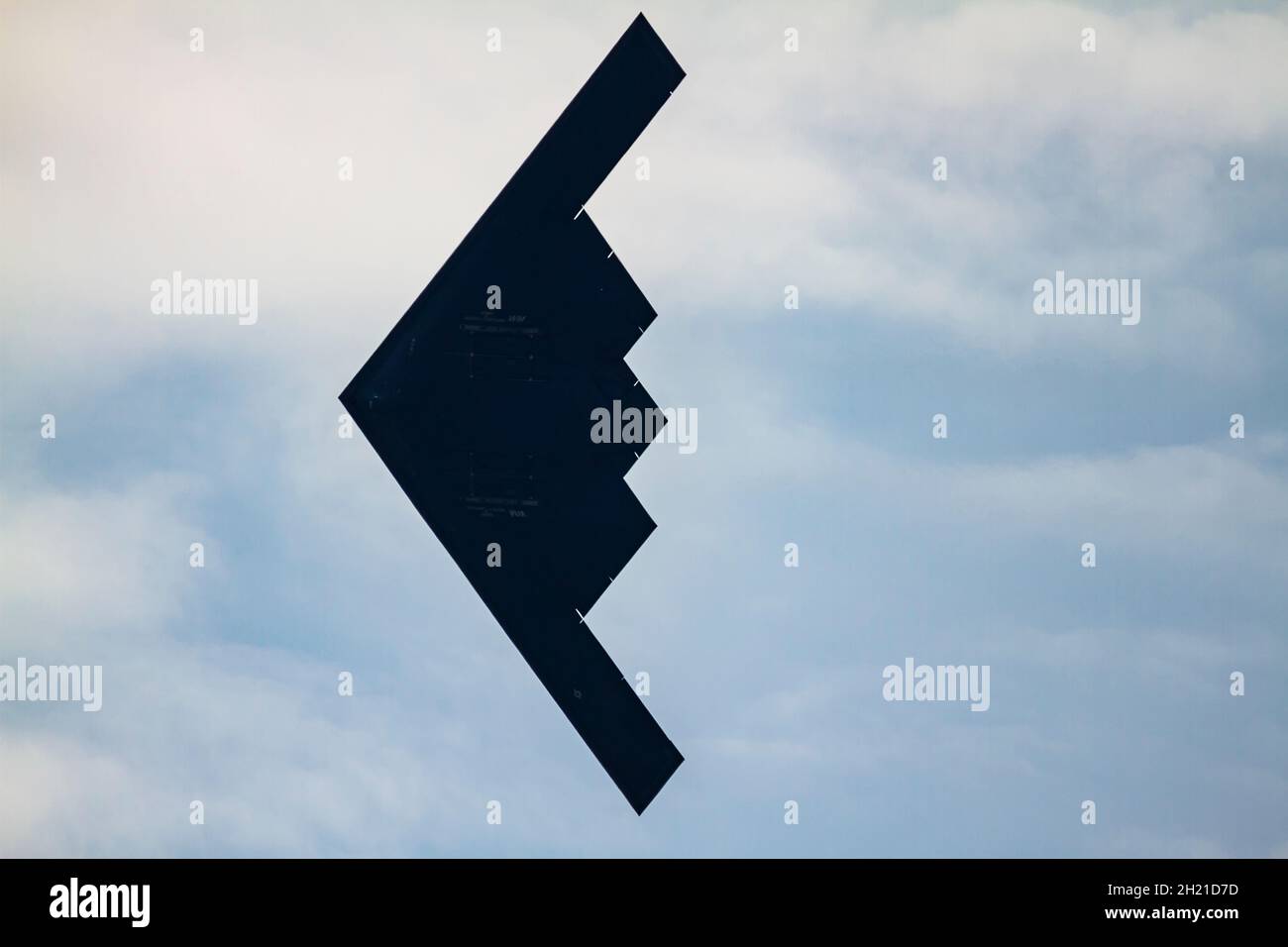 09-11-2021 Columbus, OH, États-Unis: Un Northrop Grumman B-2 Un bombardier Spirit Stealth de l'US Airforce volant au-dessus de l'Ohio.Il peut transporter à la fois conventionnel et nucl Banque D'Images