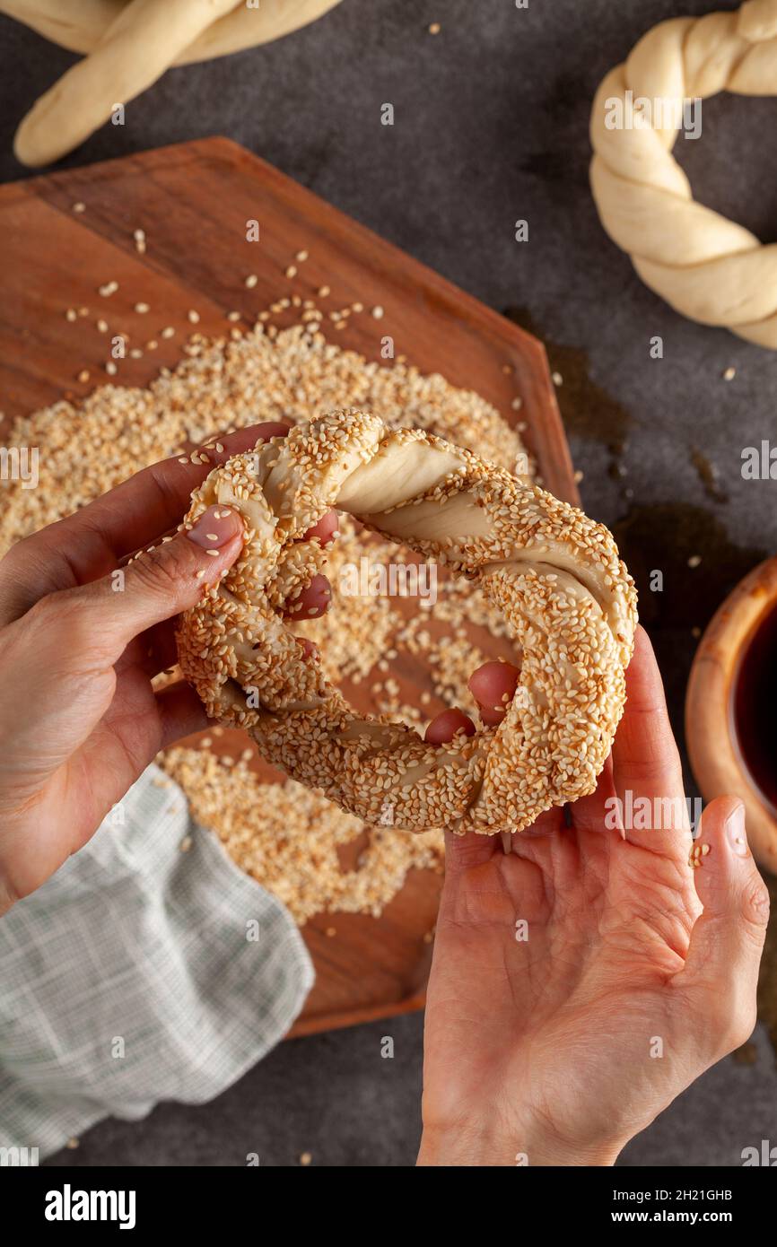 Délicieux bagel turc avec des graines de sésame connues sous le nom de susamli simit. L'image du dessus montre la forme de la pâte tressée et s'assurer que le sésame colle sur le surf Banque D'Images