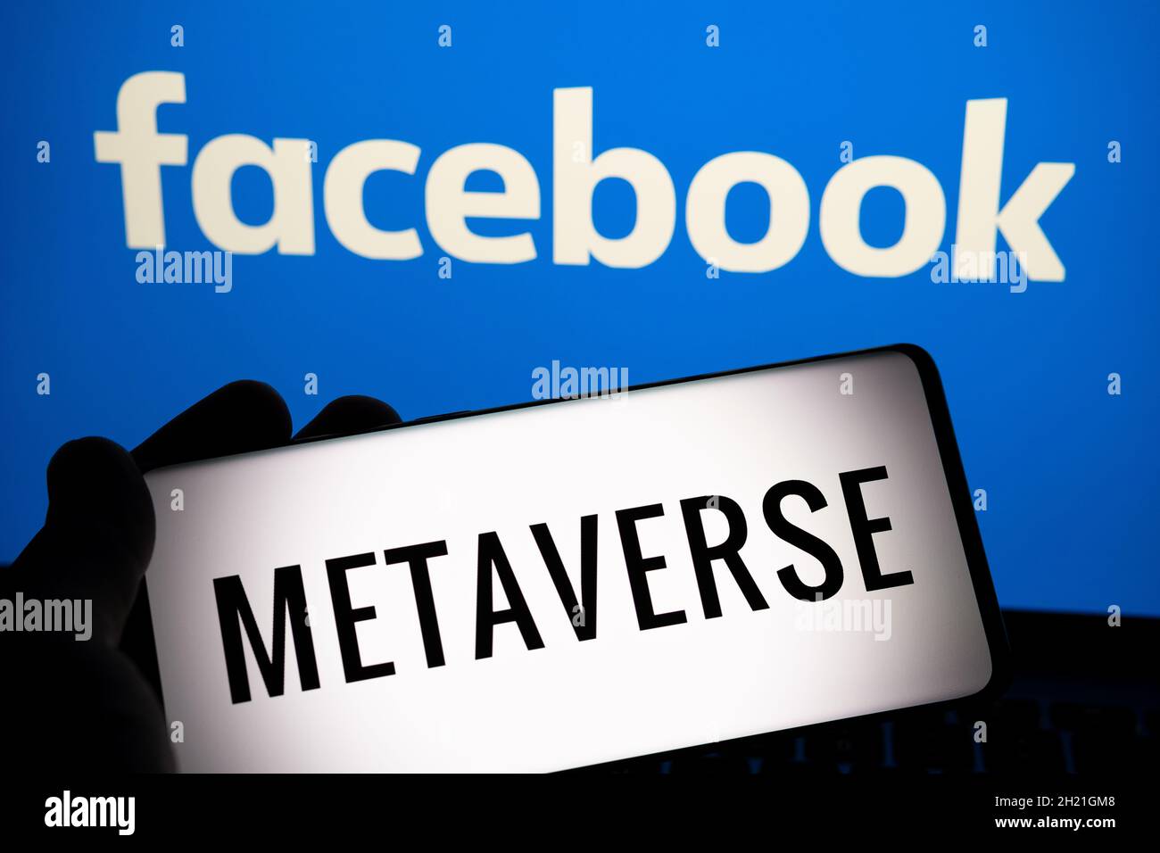 FACEBOOK META Metaverse concept.Silhouette de smartphone avec mot MÉTAVERSE et logo de l'entreprise sur un arrière-plan flou.Pas un montage. Banque D'Images