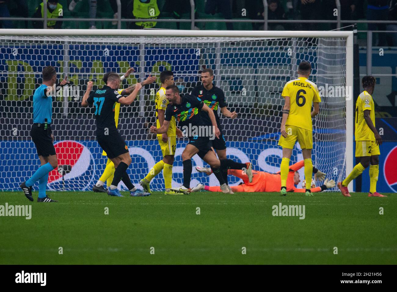 Milan, Italie - octobre 19 2021 - Inter-Sheriff Champions League - sébastien thill fc shérif marque les célébrations du but 1-1 Banque D'Images