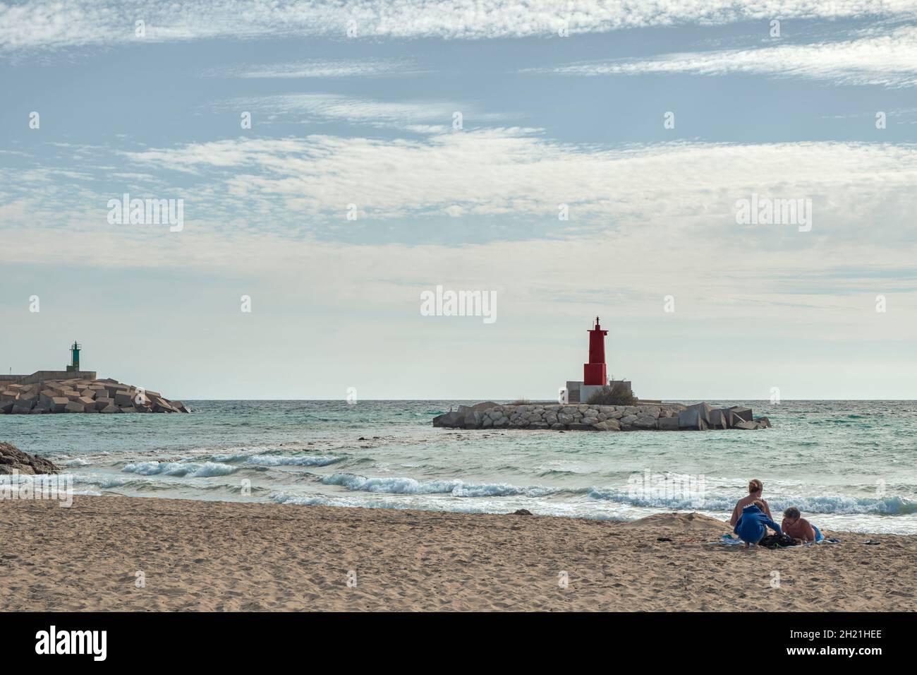 Phare rouge à l'entrée du port de Villajoyosa par une journée nuageux et ensoleillée dans la province d'Alicante, Espagne, Europe Banque D'Images