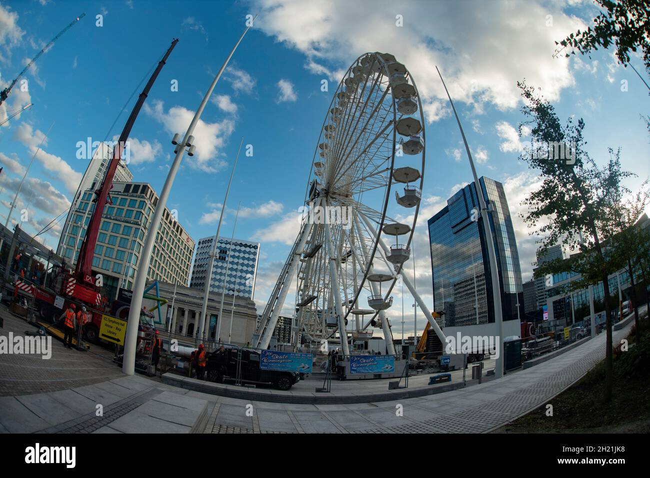 Les travailleurs mettent en place la patinoire et la grande roue de Birmingham le vendredi 15 octobre.Place du Centenaire de Birmingham, Royaume-Uni Banque D'Images