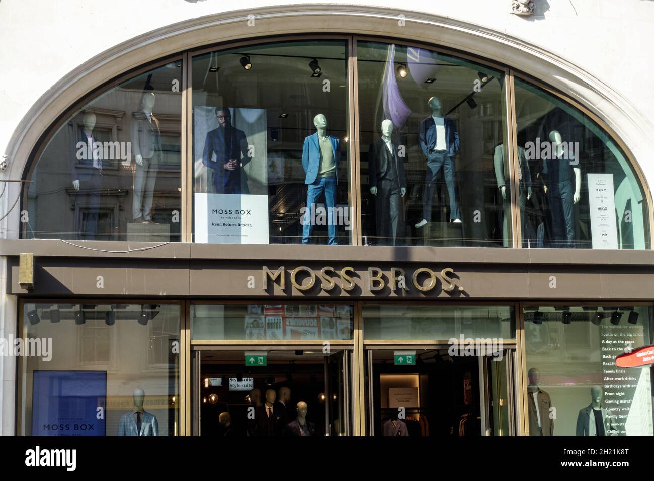 Magasin Moss Bros sur Oxford Street, Londres Angleterre Royaume-Uni Banque D'Images