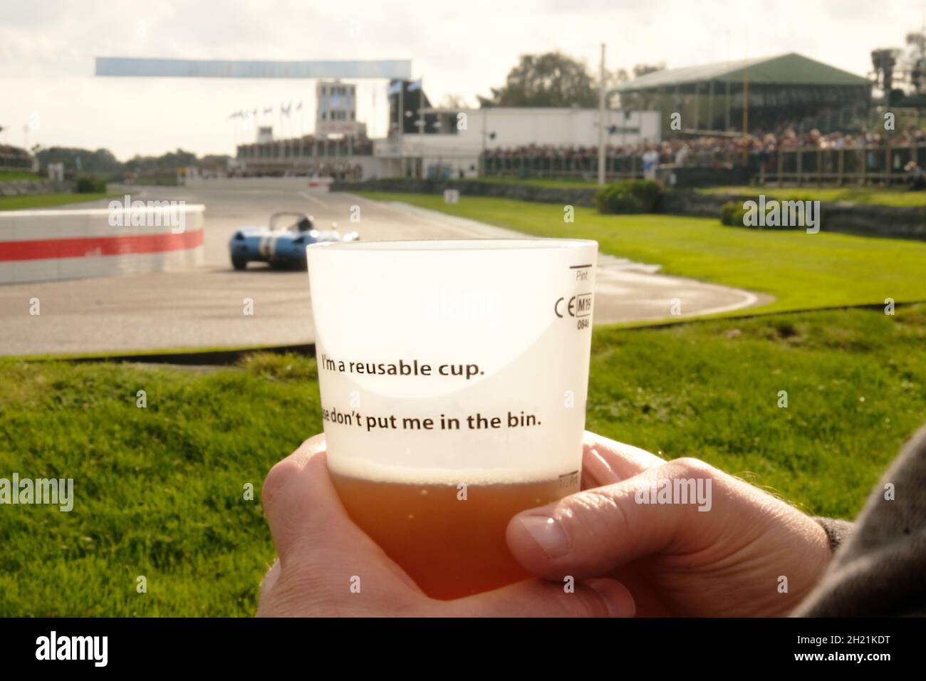 Octobre 2021 - Une tasse de bière réutilisable à moitié ivre par une course en spectateur pendant le Covid retardé réunion des membres de Goodwood 78.Le texte n'est pas net. Banque D'Images