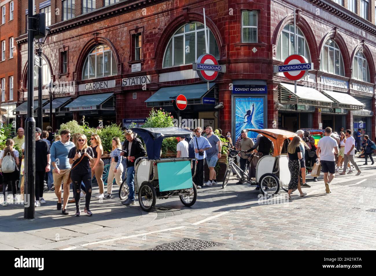 Les chauffeurs de pousse-pousse ou de pousse-pousse attendent les touristes à Covent Garden à Londres, Angleterre Royaume-Uni Royaume-Uni Banque D'Images