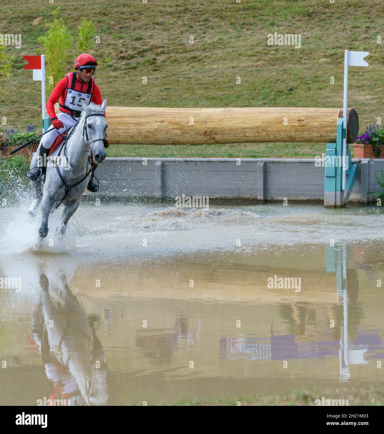 En 2018, un cheval et un cavalier s'emboîte sur le parcours de ski de fond et les sauts sur l'eau lors d'une compétition éviritive à Gloucestershire, au Royaume-Uni. Banque D'Images