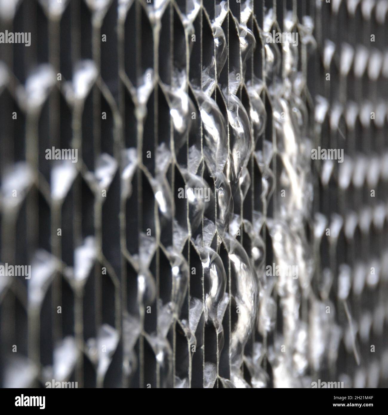Débordement d'eau par un volet d'admission d'air sur une tour de refroidissement HVAC en vue macro du châssis en gros plan Banque D'Images