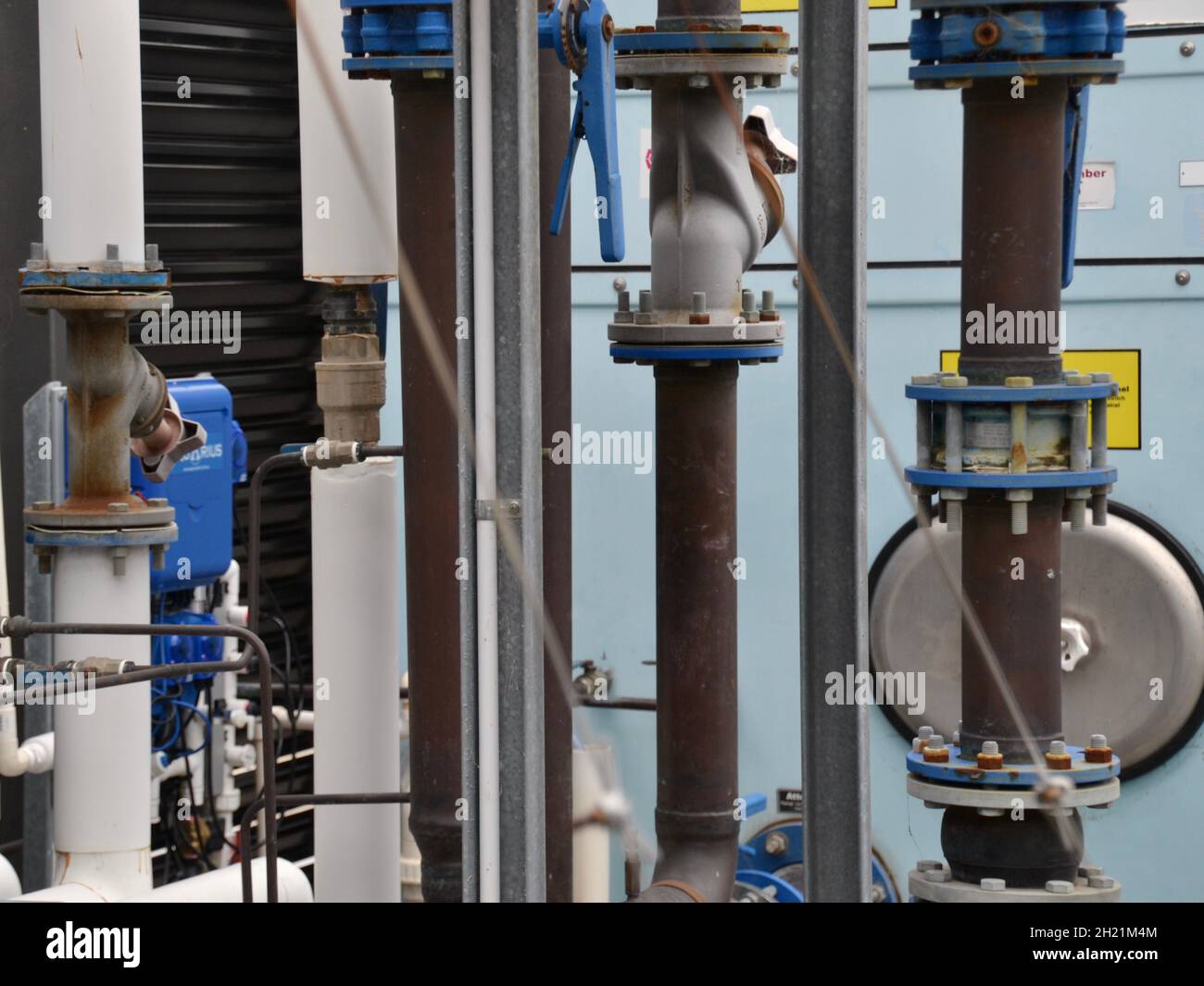 Système complexe de conduites d'eau soutenant l'exploitation d'un système de climatisation à eau réfrigérée dans un bâtiment commercial Banque D'Images