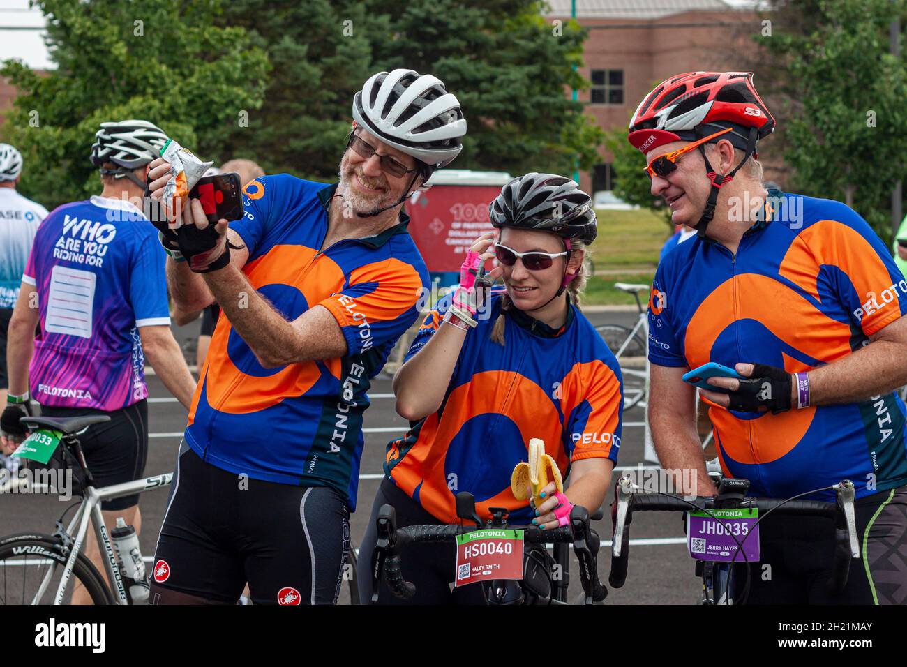 Columbus, OH États-Unis 08-07-2021: Collecte de fonds annuelle de Pelotonia pour le centre de cancer de l'Université d'État de l'Ohio.Les participants prennent un selfie heureux ensemble Banque D'Images